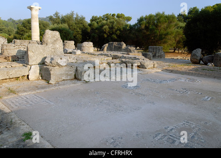 Griechenland. Blick auf die Reste des Mosaikbodens unter den massiven Ruinen der großen 5. Jahrhundert Tempel des Zeus in Olympia. Stockfoto