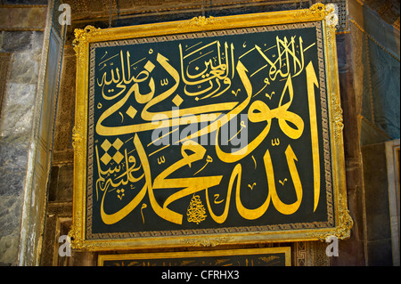 Islamische Schriften in der Hagia Sophia (Ayasofya), Istanbul, Türkei Stockfoto