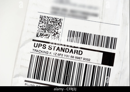 UPS-tracking-Barcode England uk Adressangaben Digital unscharf Stockfoto