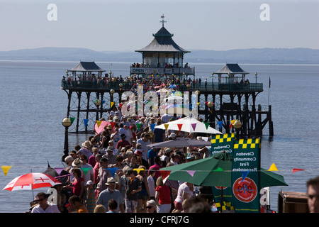 Tag der offenen Tür Massen auf Clevedon Pier während eines Sommers Stockfoto