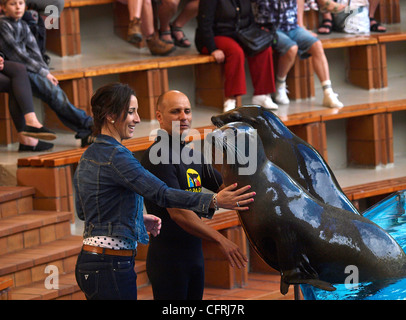 Frau, die an streicheln Küssen sea lion während der Show im Loro Parque Teneriffa Spanien Stockfoto