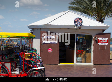 Zyklen in einem touristischen Ort in St. Petersburg, Florida Stockfoto