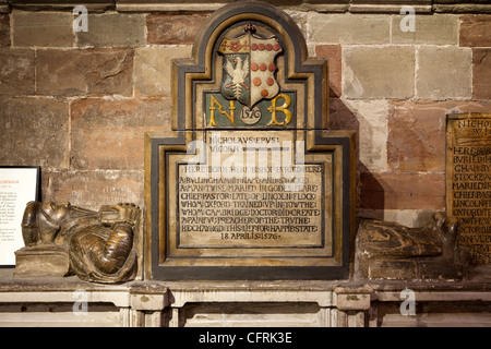 Großbritannien, England, Worcestershire, Worcester Cathedral, Nicholas Bullingham Denkmal mit Körper in zwei Teile geteilt Stockfoto