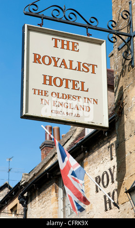 Die royalistischen Hotelschild und Union Jack-Flagge. Cotswolds, verstauen auf dem würde. England Stockfoto