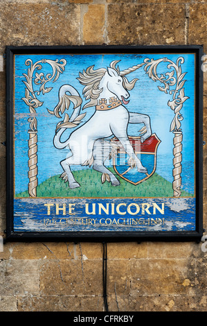 Das Einhorn-Inn-Zeichen. Verstauen Sie auf die würde. Cotswolds, England Stockfoto