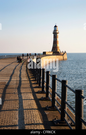 Roker Mole und Leuchtturm Sunderland England Stockfoto