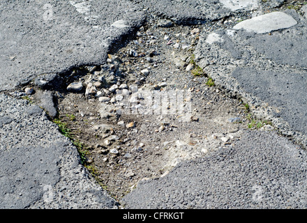 Schlagloch in einer Straße. Stockfoto