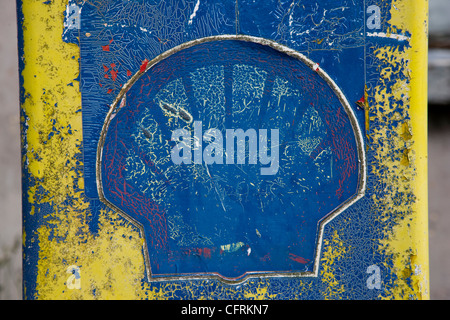 Shell-Tankstellen in einer verlassenen Tankstelle Garage in Nefyn, North Wales Stockfoto