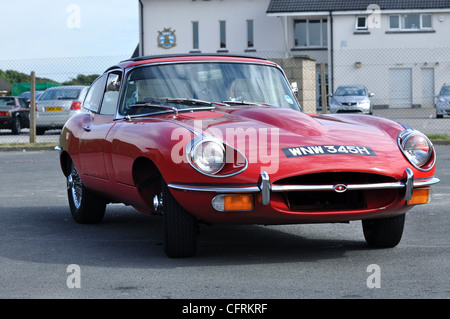 Rot e-Type Jaguar auf Parkplatz Front- und Seitenscheiben Stockfoto