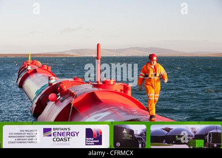 Ein Pelamis P2 Welle Energie Generator auf die Docks am Lyness auf Hoy, Orkney Inseln, Schottland, Vereinigtes Königreich. Stockfoto