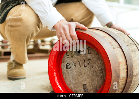 Ein Brauer in seiner Brauerei lädt ein Bierfass Stockfoto