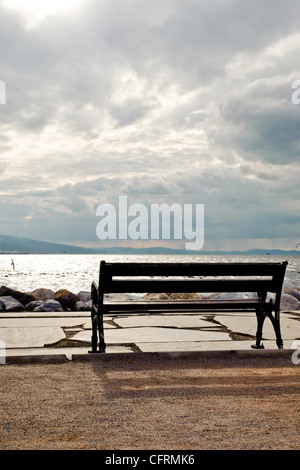 Leeren Stuhl in der Nähe von das trübe Meer Stockfoto