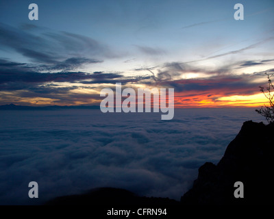 rote und blaue Wolken in der Ebro-Tal bei Sonnenuntergang Stockfoto