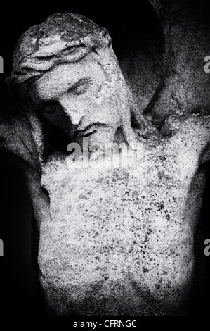 Statue von Jesus Christus Kreuzigung auf einem Grabstein Stockfoto