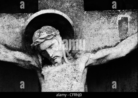 Statue von Jesus Christus Kreuzigung auf einem Grabstein Stockfoto