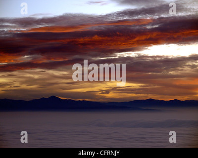 rote und blaue Wolken in der Ebro-Tal bei Sonnenuntergang Stockfoto