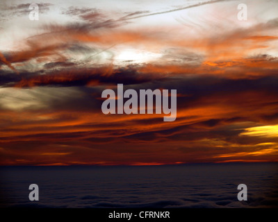 rote und blaue Wolken in der Ebro-Tal bei Sonnenuntergang Stockfoto