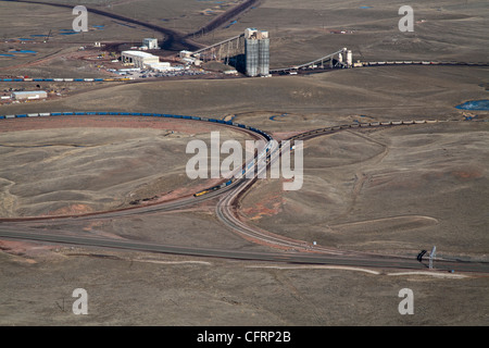 Kohlezug Verladeanlage in Wyoming des Powder River Basin Stockfoto