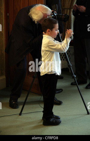 junge Amateur-Fotografen bei einer Hochzeit Stockfoto