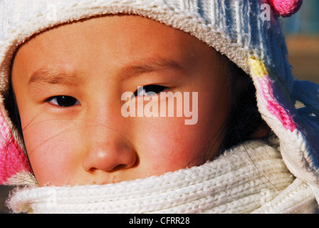 Mongolei, Baganuur, close-up Portrait von einem asiatischen Mädchen mit Schal und Mütze Stockfoto