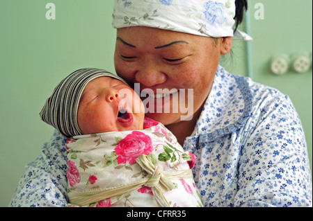 Mongolei, Baganuur, Mutter mit ihrem Neugeborenen Baby im Krankenhaus Stockfoto