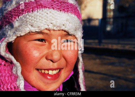 Mongolei, Baganuur, Porträt von einem kleinen netten asiatischen Mädchen tragen eine Wollmütze Stockfoto