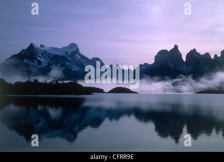 Gletscher und die Cuernos (Hörner) des Schmerzes, spiegelt sich im See Pehoe hängt Paine Grande Mountain und es. Torres del Paine NP Stockfoto