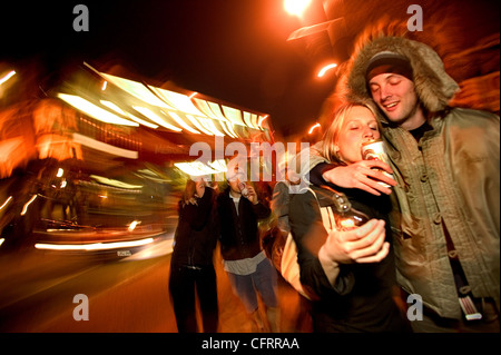 Betrunkene paar trinken Alkohol auf der Straße, London, UK Stockfoto