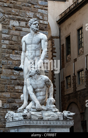 Die Statue des Herkules und Grab von Baccio Bandinelli vorne auf den Palazzo Vecchio, Florenz, Italien Stockfoto