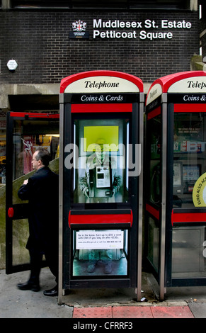 Mann verlassen eine Telefonzelle London Stockfoto