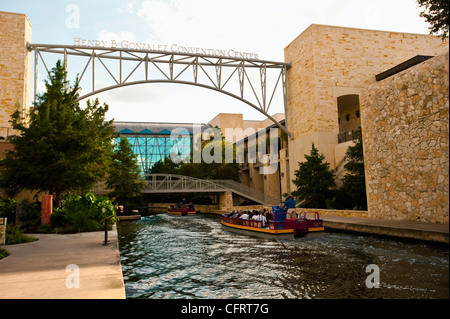 USA, Texas, San Antonio, Riverwalk, Fußgängerbrücke, Touristen, Gondeln am Fluss bei Henry B. Gonzalez Convention Center. Stockfoto