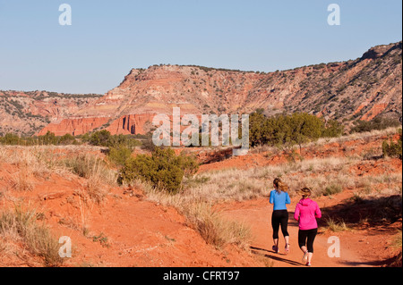 USA, Texas, Panhandle, Palo Duro Canyon, Mädchen Läufer und Ansichten der geologischen Eigenschaften entlang Lighthouse Trail Stockfoto