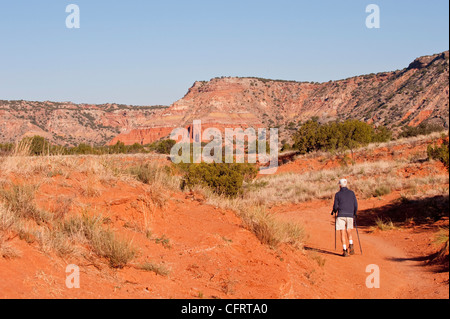 USA, Texas, Panhandle, Palo Duro Canyon, Mann Wanderer und Ausblicke entlang Lighthouse Trail verschiedene geologische Formationen Stockfoto