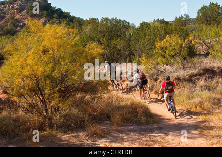 Nordamerika, USA, Texas, Panhandle, Palo Duro Canyon, drei männliche Biker entlang Lighthouse Trail Stockfoto