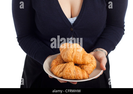 Detail der Frau Halteplatte mit frischen Croissants, isoliert auf weißem Hintergrund. Stockfoto