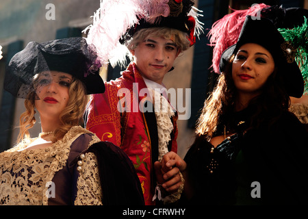 Gruppe junger Leute gekleidet in Karnevalskostüm posiert auf einer Brücke, Karneval von Venedig 2012, Venedig Italien Stockfoto