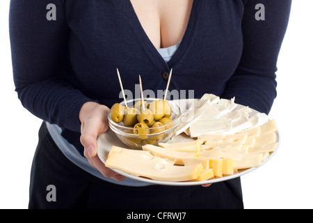 Detail der Frau hält Teller mit frischen Oliven und Käse, isoliert auf weißem Hintergrund. Stockfoto