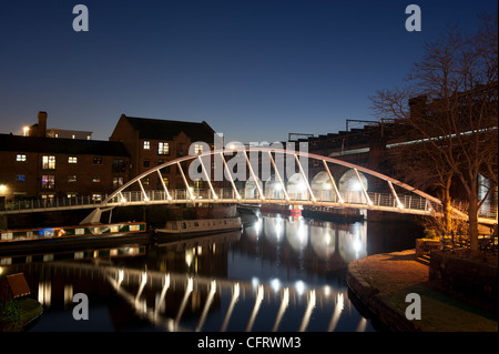 Eine Nachtaufnahme der eine Kanal-Becken Castlefield, Manchester. Stockfoto