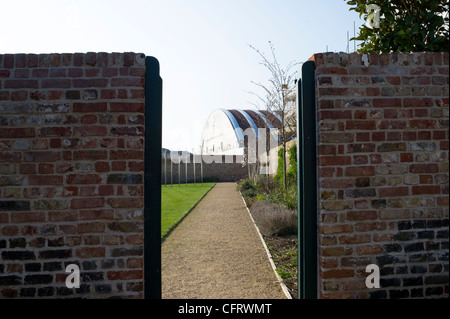 Das Royal Opera House Werkstattgebäude in Purfleet, wird durch ein Tor in der Begründung Essex angesehen. Stockfoto