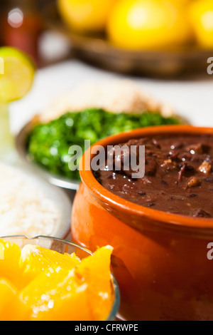 Feijoada wird in der Bar do Mineiro im Stadtteil Santa Teresa in Rio de Janeiro, Brasilien, serviert. Stockfoto