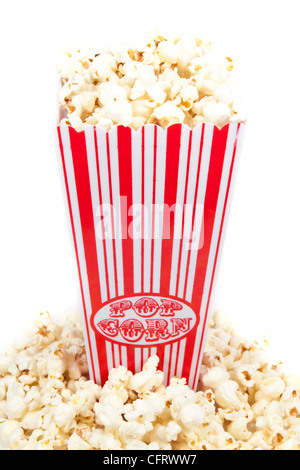 Popcorn in einem Korb und vor dem Inhaber Stockfoto