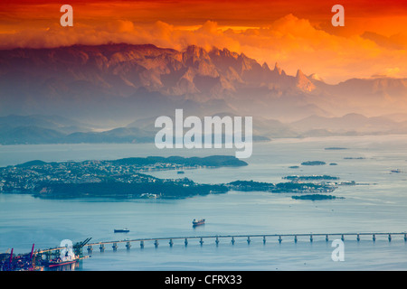 Rio-Niterói-Brücke in der Guanabara-Bucht Ilha do Governador Quartal Governor Island und Serra Dos Orgaos im Hintergrund Rio De Janeiro Stockfoto