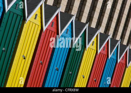 Bunten Strandhäuschen entlang der Strandpromenade in Boscombe in der Nähe von Bournemouth, Dorset Stockfoto