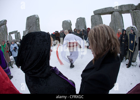 Tanzen in Stonehenge während der Winter-Sonnenwende Stockfoto