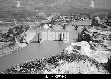 Säulen in den Tigris-Fluss markieren Sie die Position der alten Brücke zu Hasankeyf und alte Stadt in der Türkei. Die Regierung hofft, den Fluss dam, obwohl dadurch die Ruinen der alten Stadt zerstört wird. Stockfoto