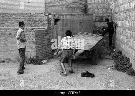 9. Juni 2006; Erbil, Irak; Jungen spielen außerhalb der Mauern der alten Stadt in Arbil, Irak. Foto: 2. Mai 2006. Obligatorische Credit: Foto von David I. Gross/ZUMA Press. (©) Copyright 2006 by David I. Gross Stockfoto