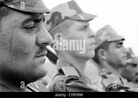 9. Juni 2006; Erbil, Irak; Kurdische Soldaten in die Ausbildung der irakischen Armee am Kanigama, der 1. Kampf-Schule in Irakisch-Kurdistan. Foto: 10. Mai 2006. Obligatorische Credit: Foto von David I. Gross/ZUMA Press. (©) Copyright 2006 by David I. Gross Stockfoto