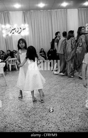 9. Juni 2006; Erbil, Irak; Eine kurdische Hochzeit in Arbil, Irak. Foto: 28. April 2006. Obligatorische Credit: Foto von David I. Gross/ZUMA Press. (©) Copyright 2006 by David I. Gross Stockfoto