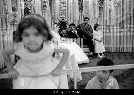 9. Juni 2006; Erbil, Irak; Eine kurdische Hochzeit in Arbil, Irak. Foto: 28. April 2006. Obligatorische Credit: Foto von David I. Gross/ZUMA Press. (©) Copyright 2006 by David I. Gross Stockfoto