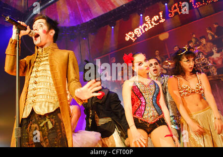 Brendon Urie, Lead-Sänger für Panik! At The Disco, Konzert im Memorial Coliseum 1. Dezember 2006. Stockfoto